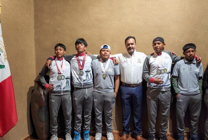 Julio Arreola reconoce a jóvenes deportistas de Urandén que triunfaron en la Olimpiada Nacional 2025