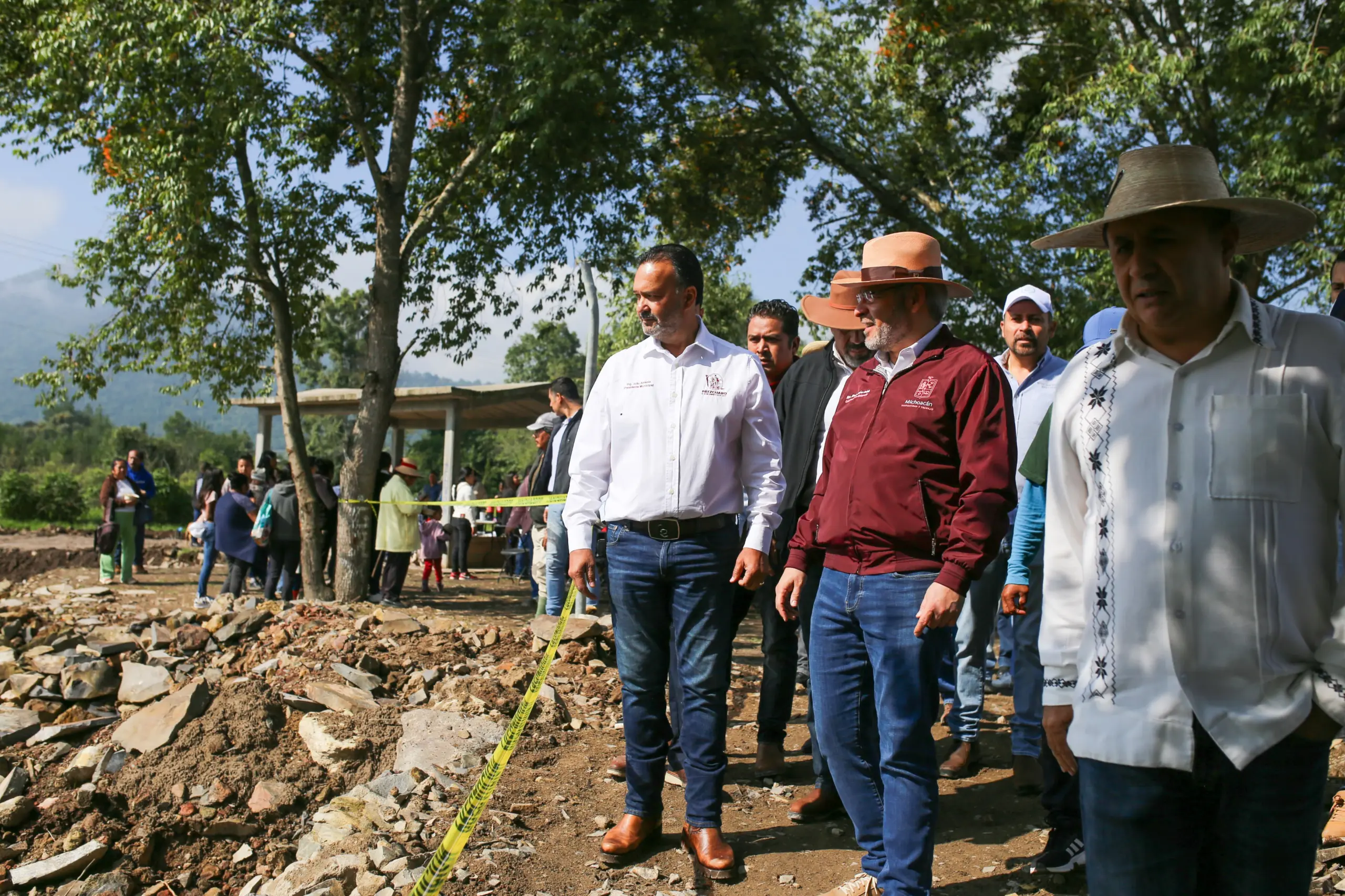 Julio Arreola supervisa rehabilitación de manantial en Tzentzénguaro