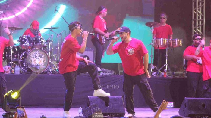 Kumbia Kings genera polémica por lanzar agua al público en plena escasez 