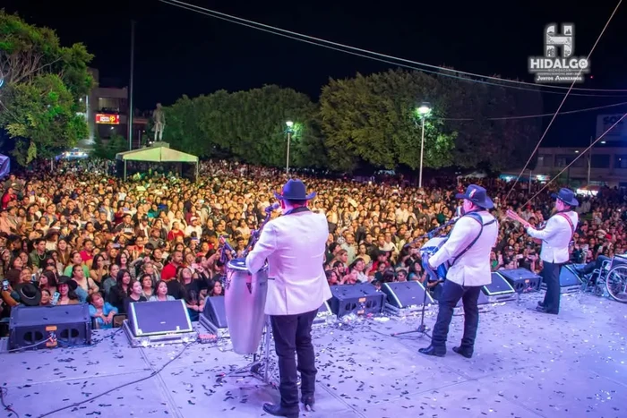 La gente de Ciudad Hidalgo, cantó y bailó a ritmo de la música de los Cardenales de Nuevo León.