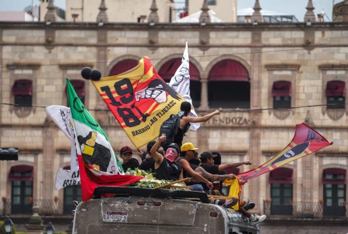 La hinchada rojiamarilla marcha rumbo al Morelos