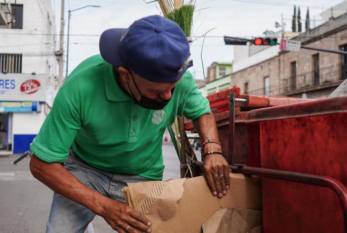 La jornada de un barrendero, entre lo que otros dejan