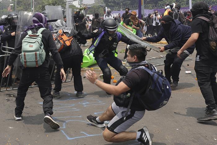 La jornada inaugural del Mundial en México deja 19 detenidos y 11 policías heridos