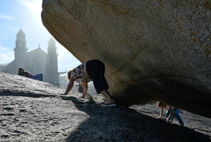 La marea de voluntarios vuelve a Muxía (A Coruña) para pisar sus famosas y limpias piedras