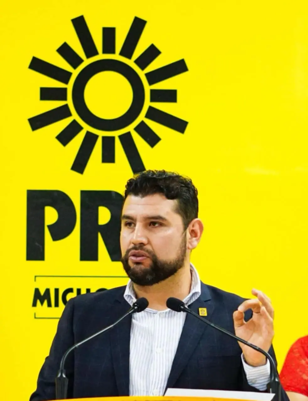 La paz se construye en el aula: Octavio Ocampo reconoce a maestras y maestros como pilar de la justicia social en Michoacán