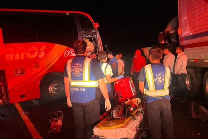 La Piedad: Camión escolar choca con tráiler en Libramiento Oriente
