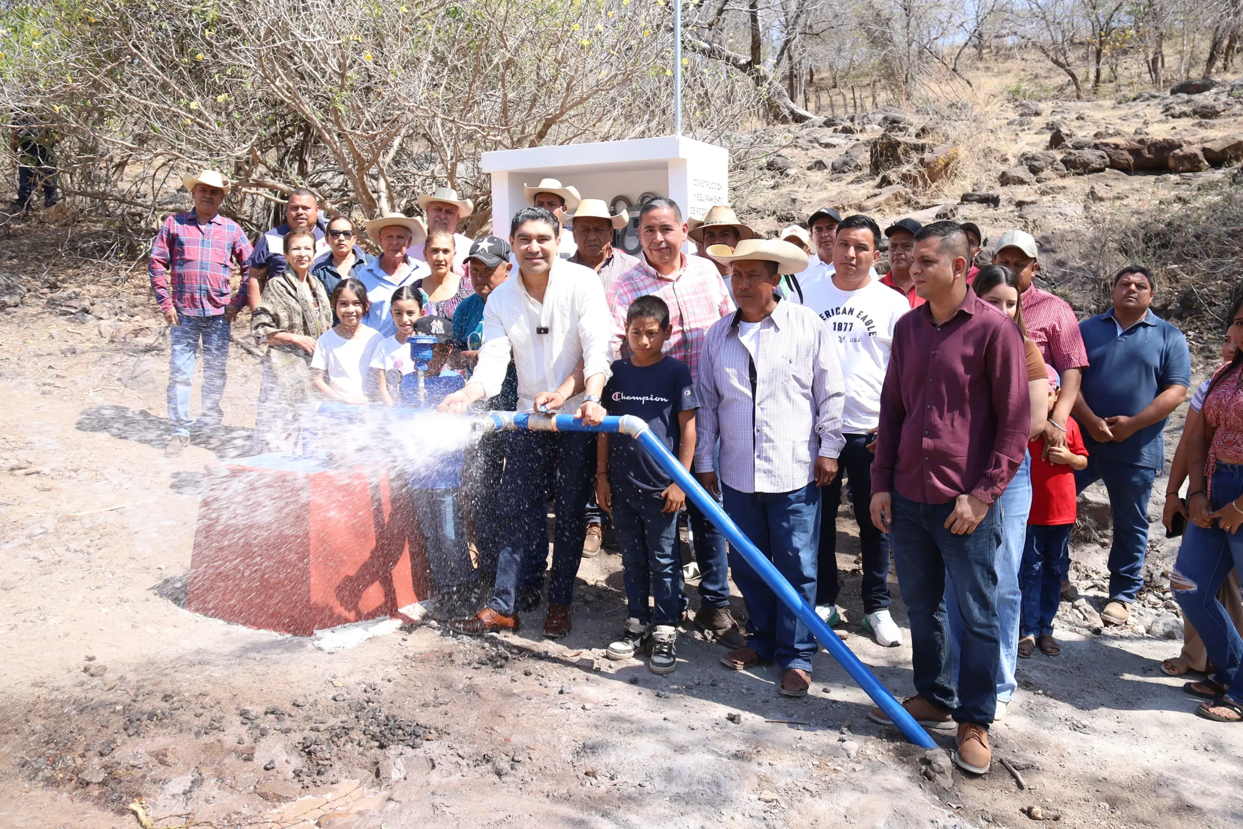 La Piñuela, ya cuenta con agua potable , gracias al compromiso cumplido por Pablo Varona