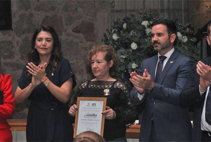 La Presea Amalia Solórzano Bravo, a Verónica Villaseñor, madre de la joven víctima de feminicidio, Jessica Villaseñor