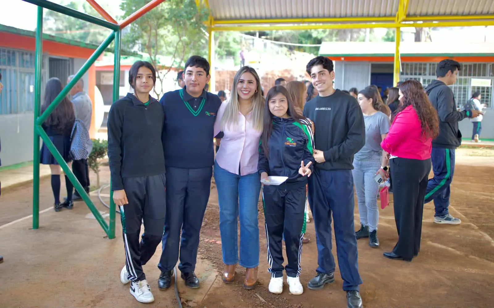 La presidenta Dayana Pérez Mendoza impulsa mejores condiciones para la educación en Ixtaro