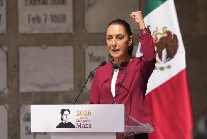 La presidenta Sheinbaum montó guardia de honor en la tumba de Margarita Maza y del presidente Benito Juárez García