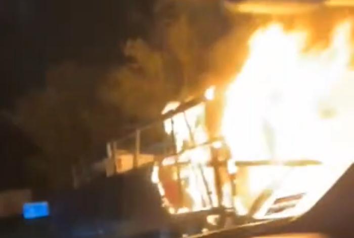 Lagunillas: se incendia camión nodriza que llevaba autos nuevos
