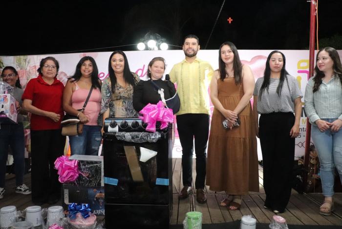 “Las madres sostienen este país todos los días”: Octavio Ocampo celebra con mujeres de Irimbo