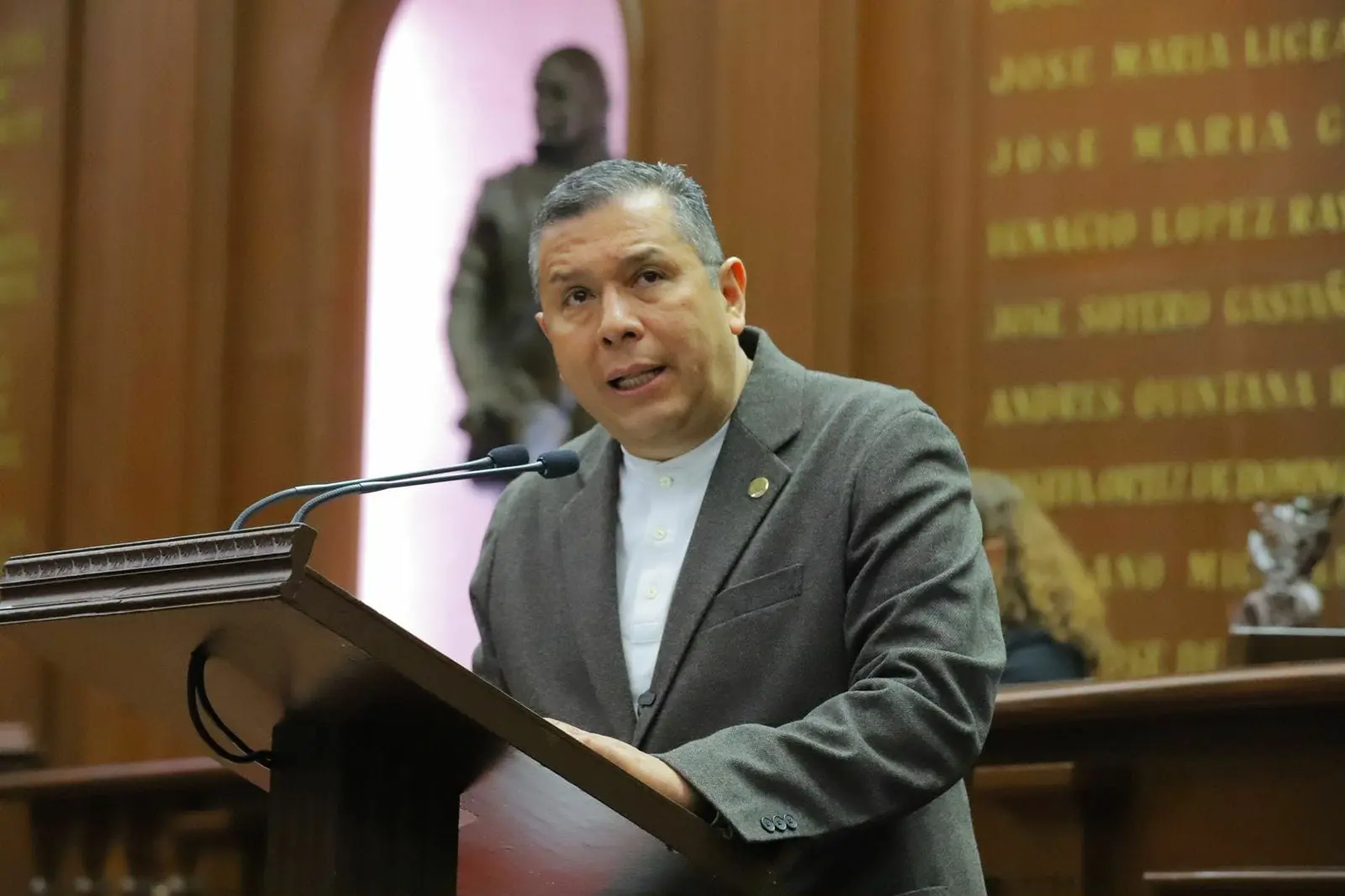 Las recompensas deben incluir denunciar a funcionarios corruptos: JC Barragán