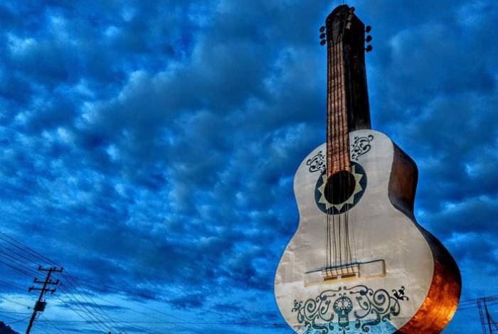 Lauderos de Paracho piden declarar a la guitarra como instrumento básico en secundarias, ante crisis por Temu y otras plataformas