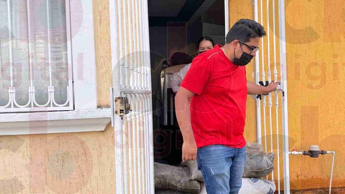 Laura, su esposo y sus dos hijos abandonan su hogar por las inundaciones