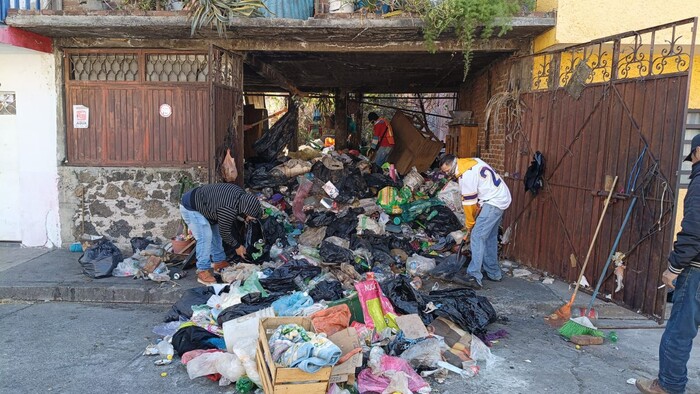 Limpieza y apoyo en hogar de persona que acumuló 32 toneladas de basura en Morelia