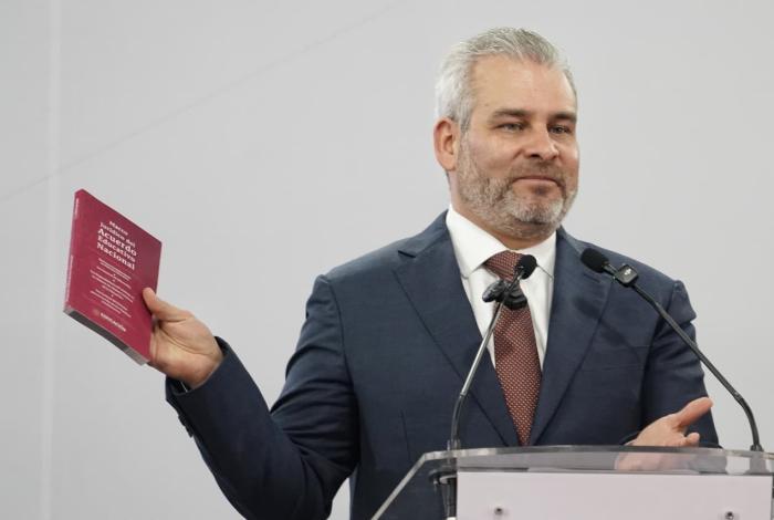 Llama Bedolla a ‘no hacerle el juego a coyotes’ de las plazas docentes