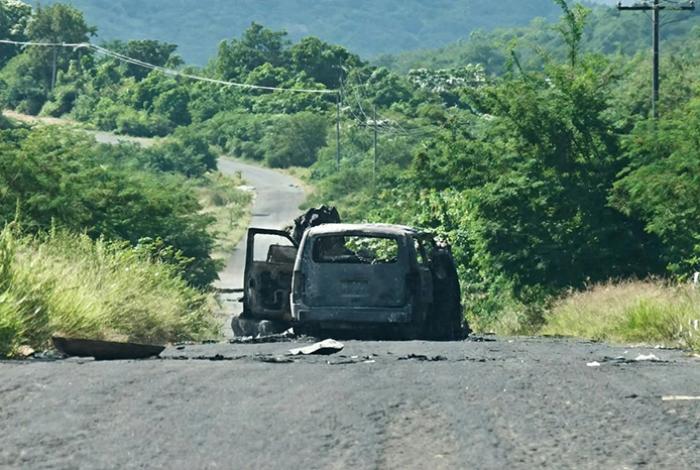 Llamado de automovilistas moviliza a las autoridades por una camioneta calcinada en Apatzingán
