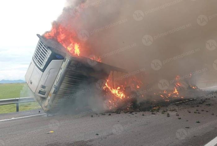 Llamas consumen remolque en la Morelia-Salamanca