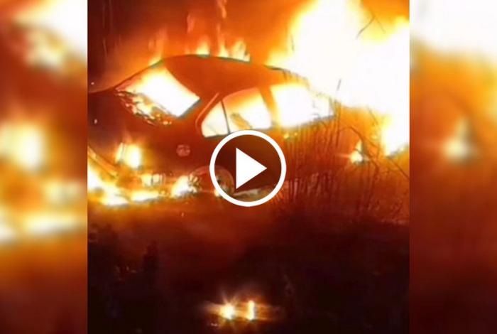 Llamas consumen vehículo en Lomas de la Aldea, Morelia