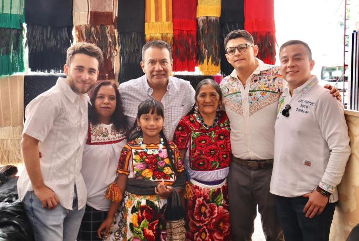 ¡Llévate a mamá al concierto de “El Buki” comprando artesanía michoacana!