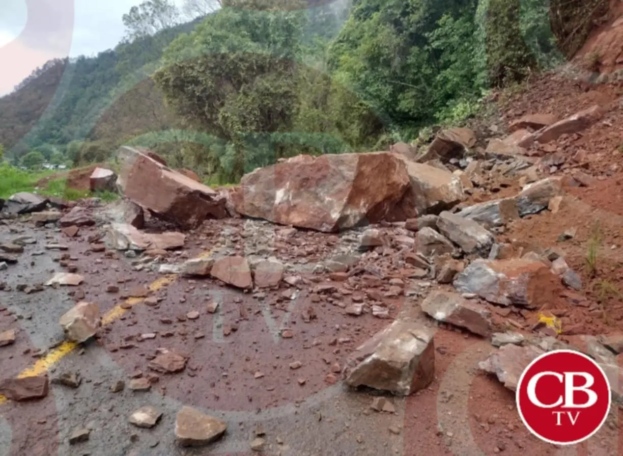 Lluvia genera colapso de paredón en la Toluca-Morelia