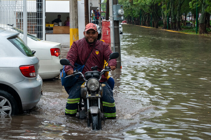 Lluvias afectan avenida Camelinas este viernes