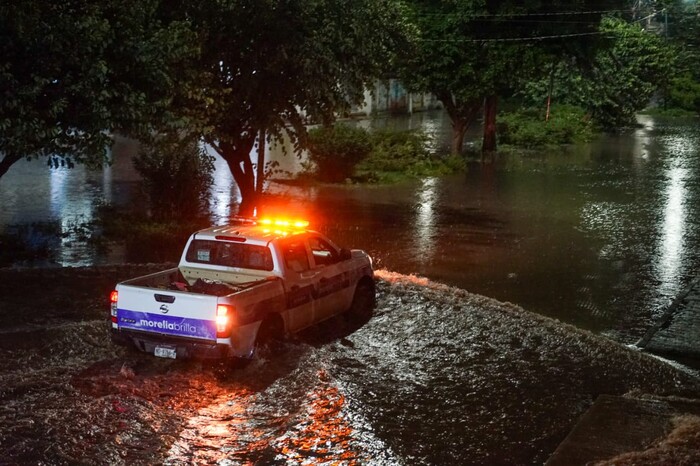 Lluvias causan caída de vehículo en socavón y de árboles en Morelia y Tarímbaro