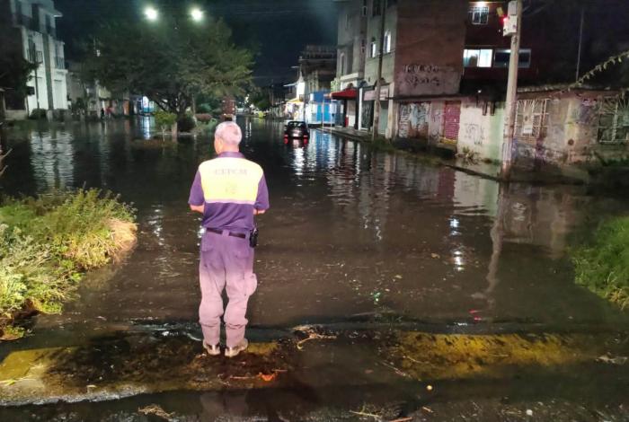 Lluvias dejan encharcamientos y un auto varado en Avenida Poliducto