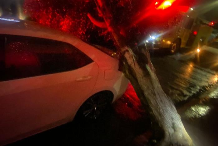 Lluvias en Morelia: encharcamientos, caos vial y dos árboles dañados por rayos