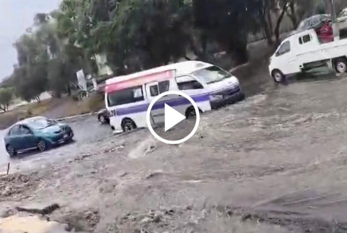 Lluvias provocan complicación vehicular y peatonal en la Salida a Charo, Morelia