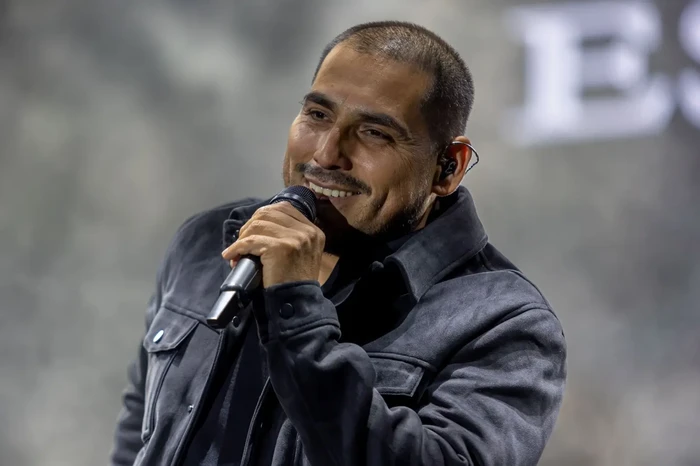 Lo intentó y sí funcionó, Espinoza Paz dejó su corazón a las mamás en el Festival de Origen