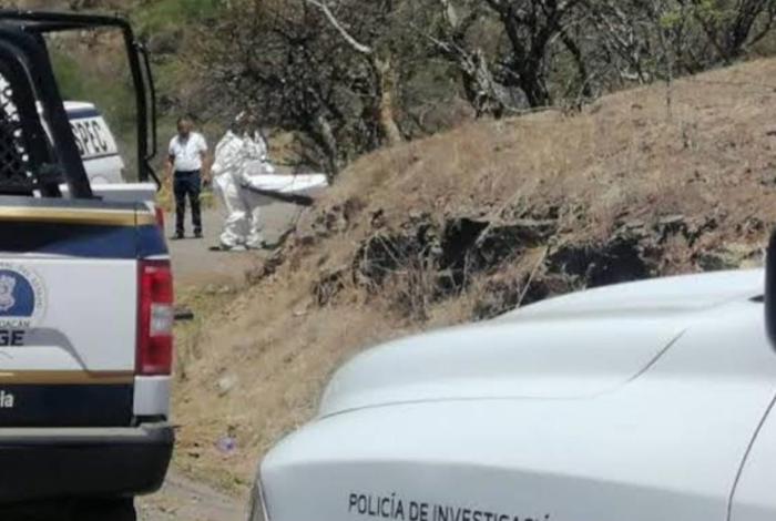 Localizan c4d4ver con huellas de violencia en carretera de Tingüindín