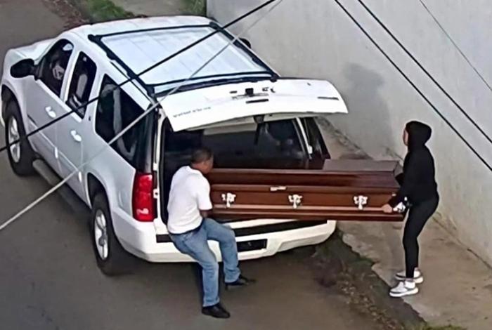 Localizan cadáver dentro de féretro abandonado junto al aeropuerto de Uruapan