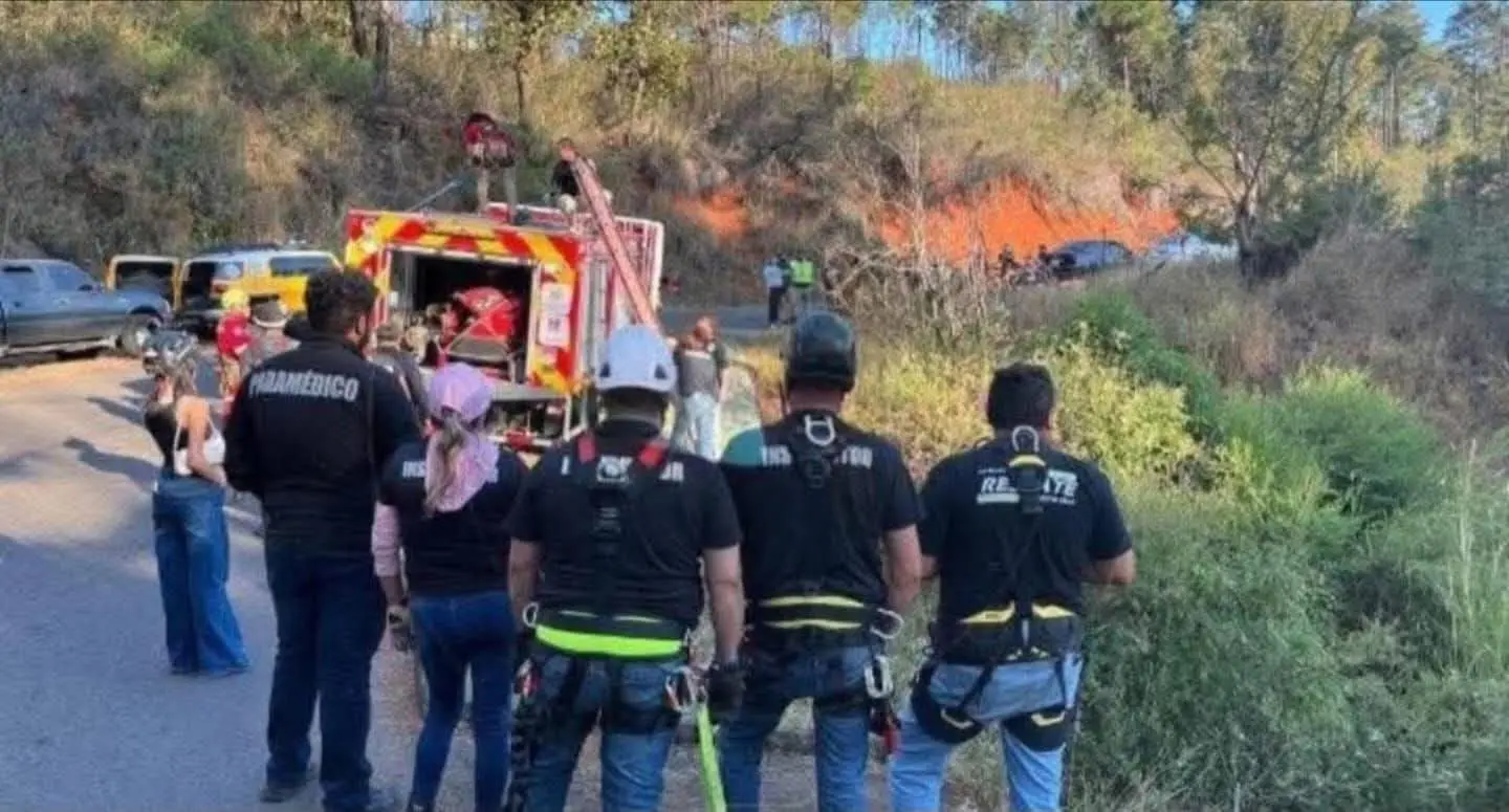 Localizan cadáver sin brazos en un barranco, en la carretera Uruapan-El Sabino