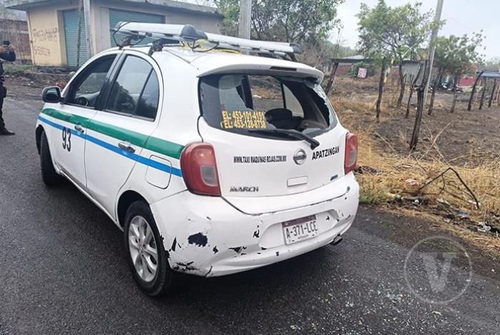 Localizan taxi abandonado y con impactos de bala en Apatzingán