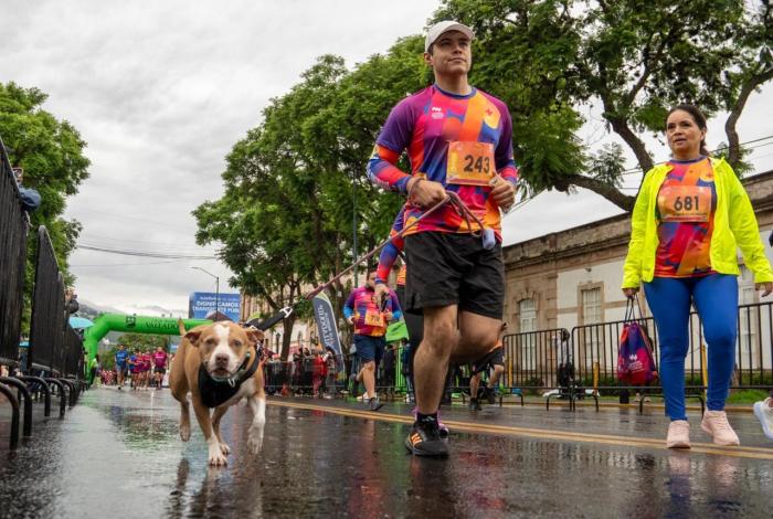 Lomitos roban el corazón en la carrera atlética de la Cruz Roja Morelia