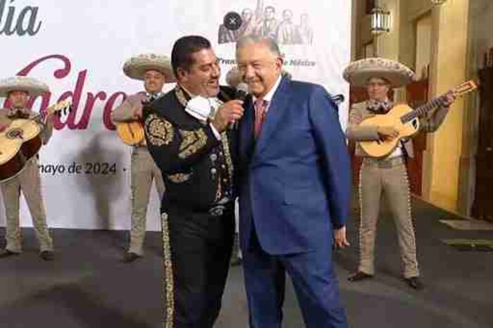 López Obrador se despidió del Gabinete de Seguridad con tamales y mariachis