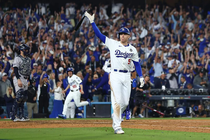 Los Dodgers de forma sensacional vencen a Los Yankees en el primer juego de la Serie Mundial