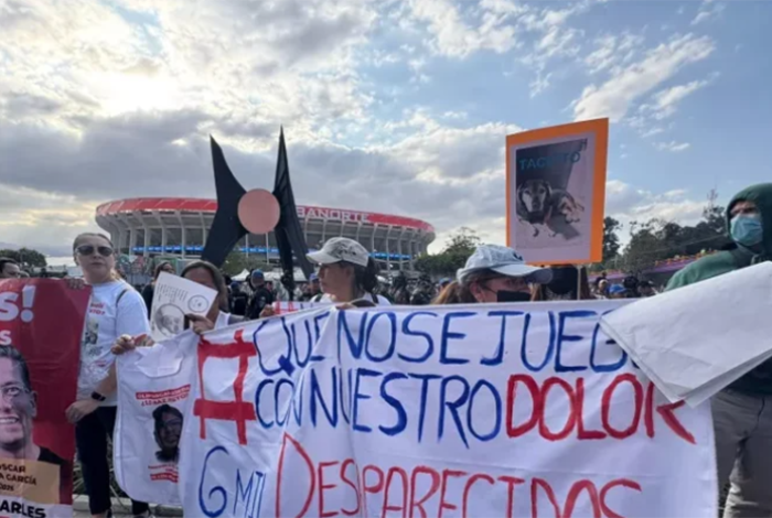 Los mexicanos, con opinión dividida por la inseguridad y la fiebre del México-Portugal