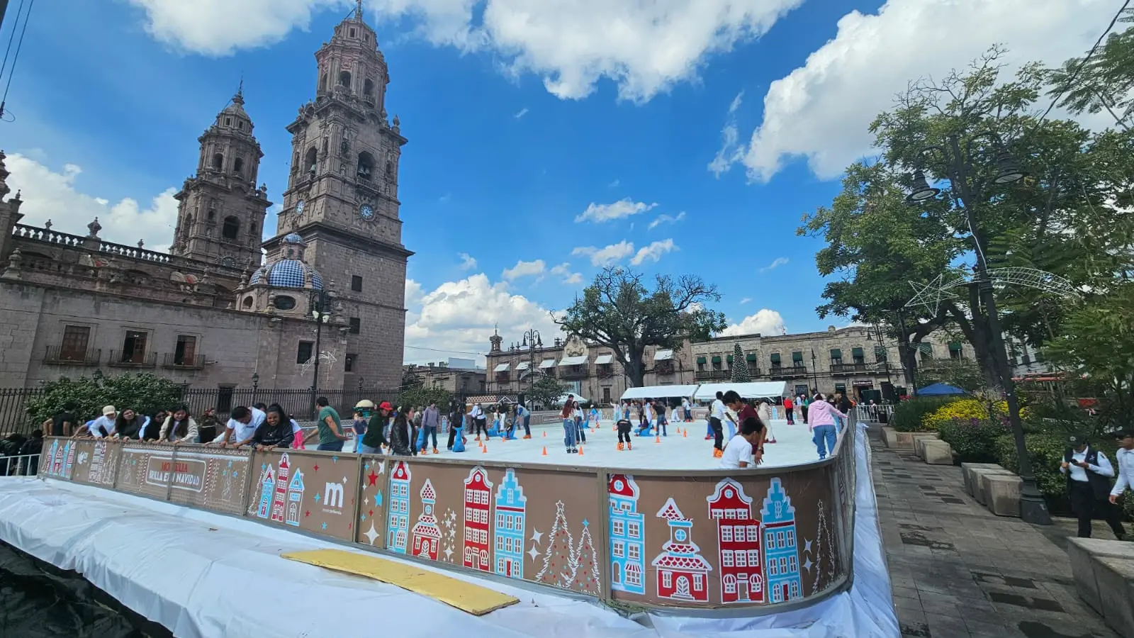 Último fin de semana de la pista de hielo en la Plaza Melchor Ocampo