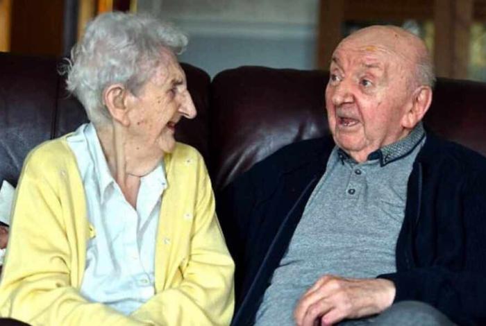 Madre de 98 años se muda a asilo para cuidar a su hijo de 80