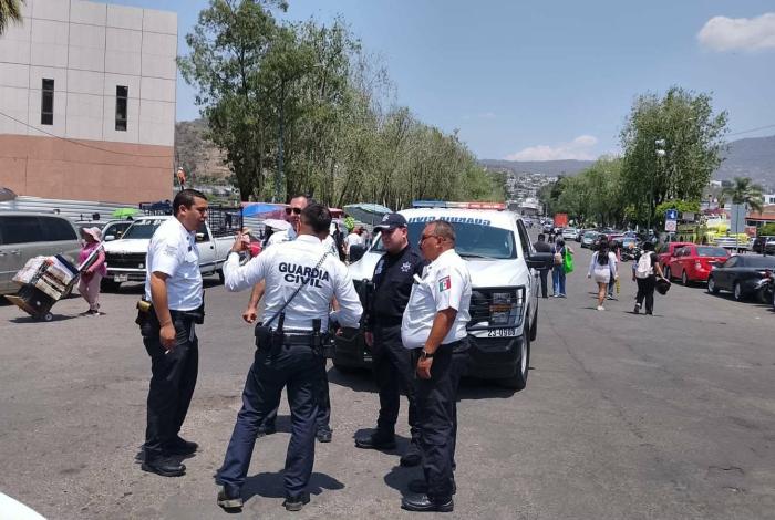 Madre deja a niño dentro de auto sin ventilación por ir a buscar boletos para el concierto de “El Buki”, en Morelia