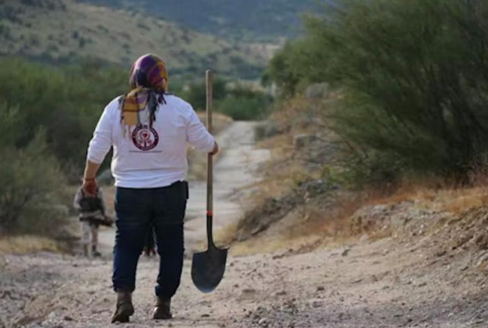 Madres buscadoras hallan fosas con restos humanos y más de 200 prendas en Sonora
