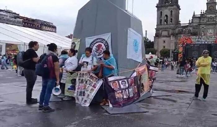 Madres buscadoras toman asta bandera del Zócalo de CDMX