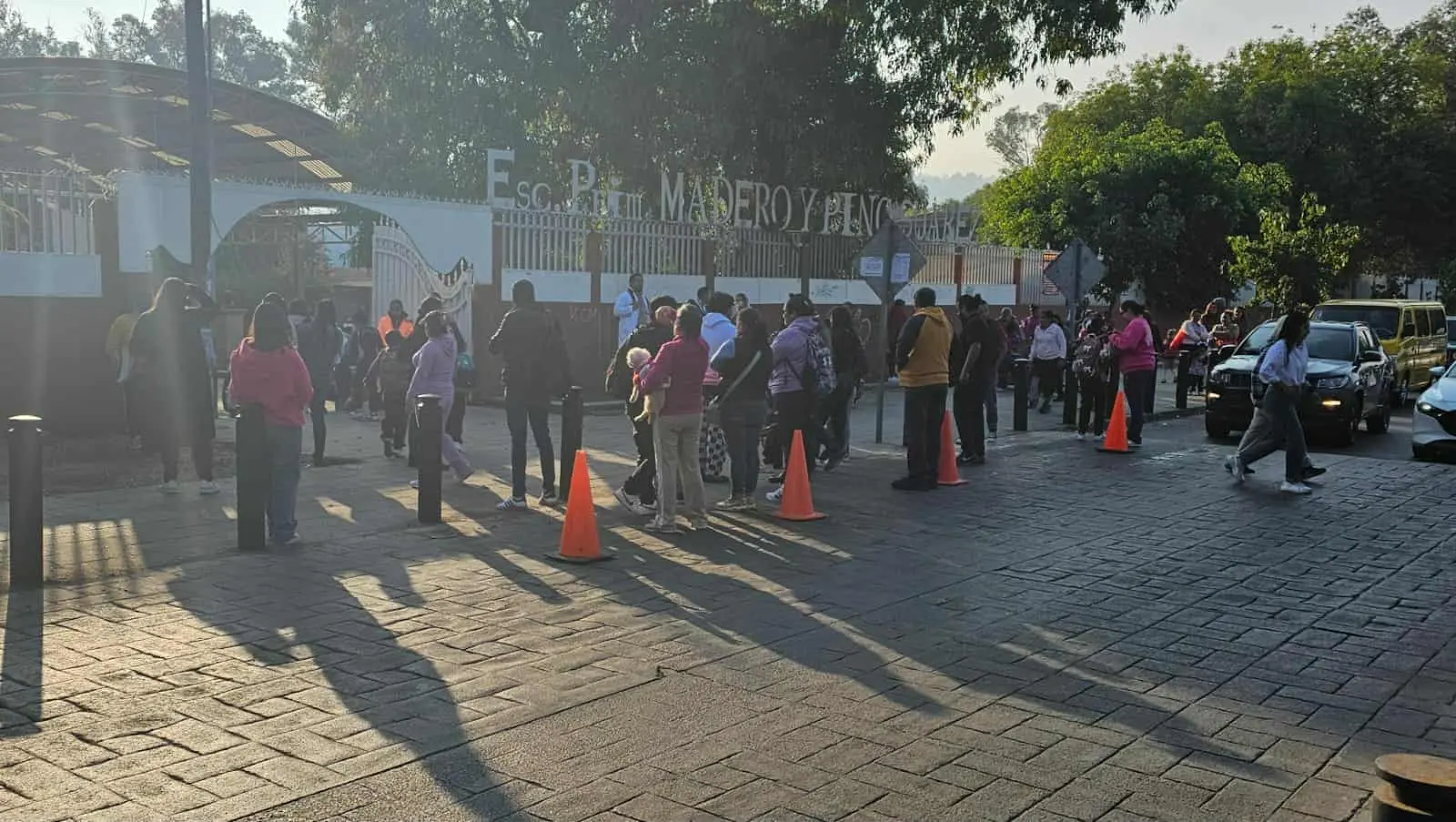 Madres y padres de familia destacan modificación de horario escolar, en Michoacán
