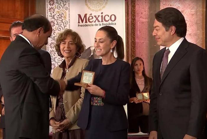 Maestro zinapecuarence es galardonado por la presidenta de México, Claudia Sheinbaum