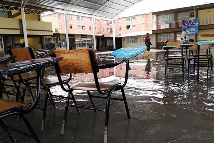 Maestros, padres de familia y alumnos en labores de limpieza tras paso de “John” por Michoacán