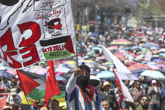 Maestros se enfrentan con la Policía durante marcha de protesta en CdMx