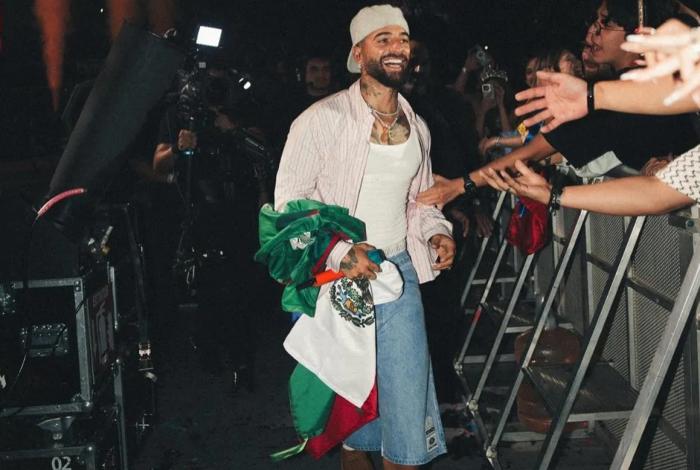 Maluma critica a fan por llevar bebé a concierto en CDMX